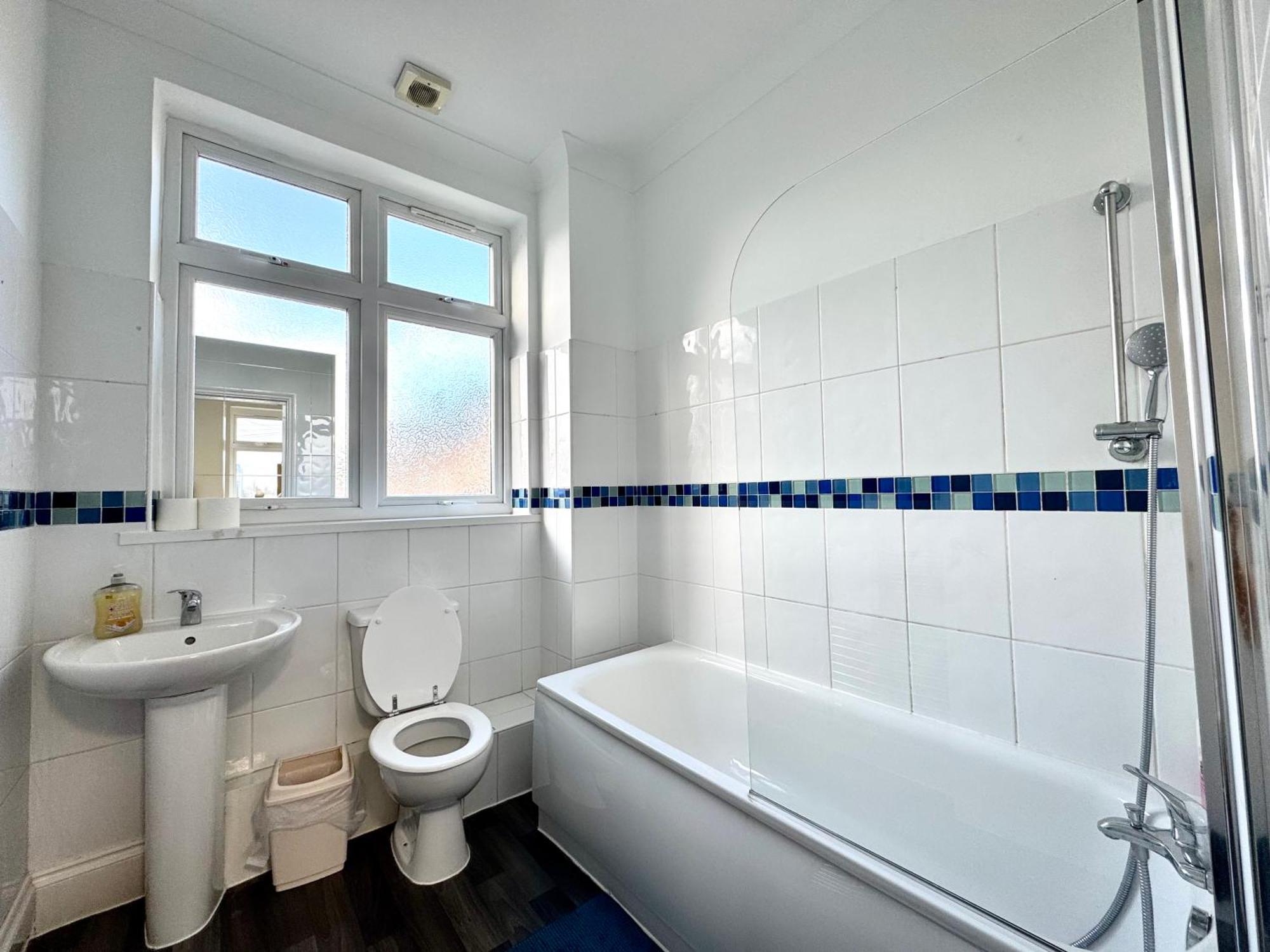 3 Bedrooms Spacious House, Separate Reception, 2 Full Bathrooms, Parking, Garden Лондон Экстерьер фото