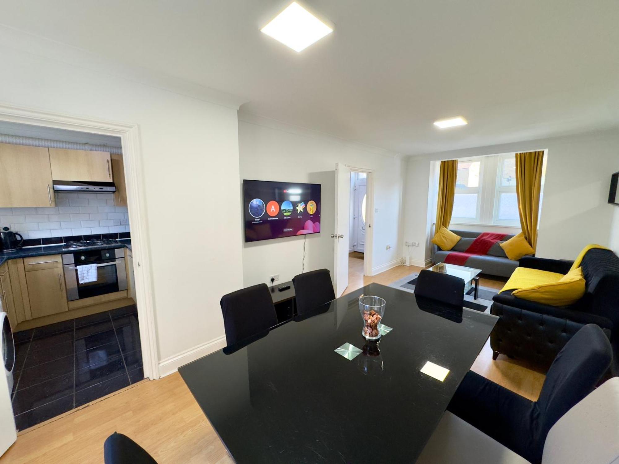 3 Bedrooms Spacious House, Separate Reception, 2 Full Bathrooms, Parking, Garden Лондон Экстерьер фото