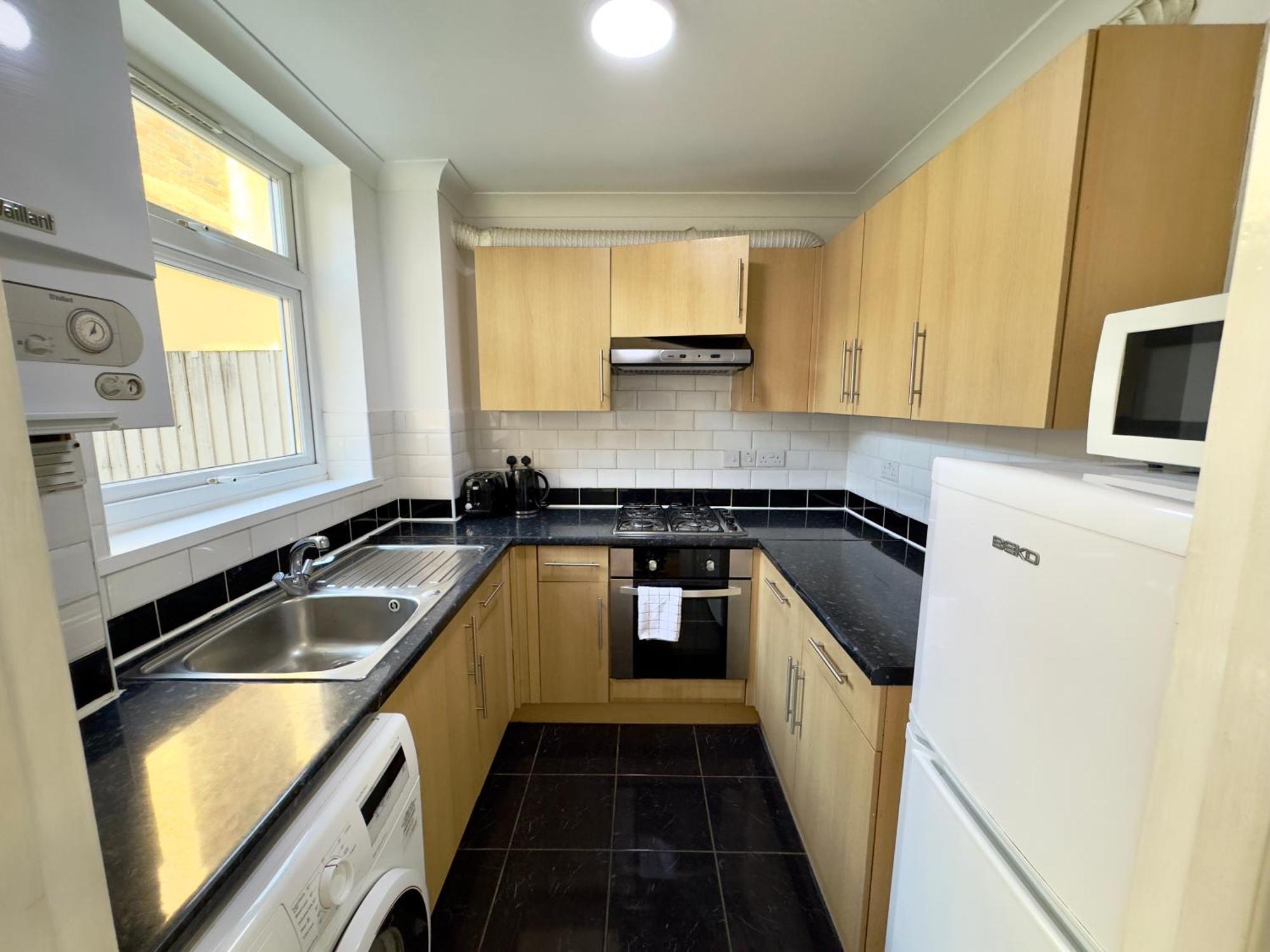 3 Bedrooms Spacious House, Separate Reception, 2 Full Bathrooms, Parking, Garden Лондон Экстерьер фото